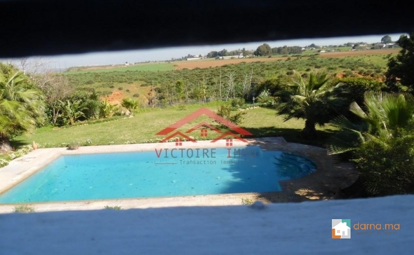 Villa avec piscine de 2000m² en location à Souissi